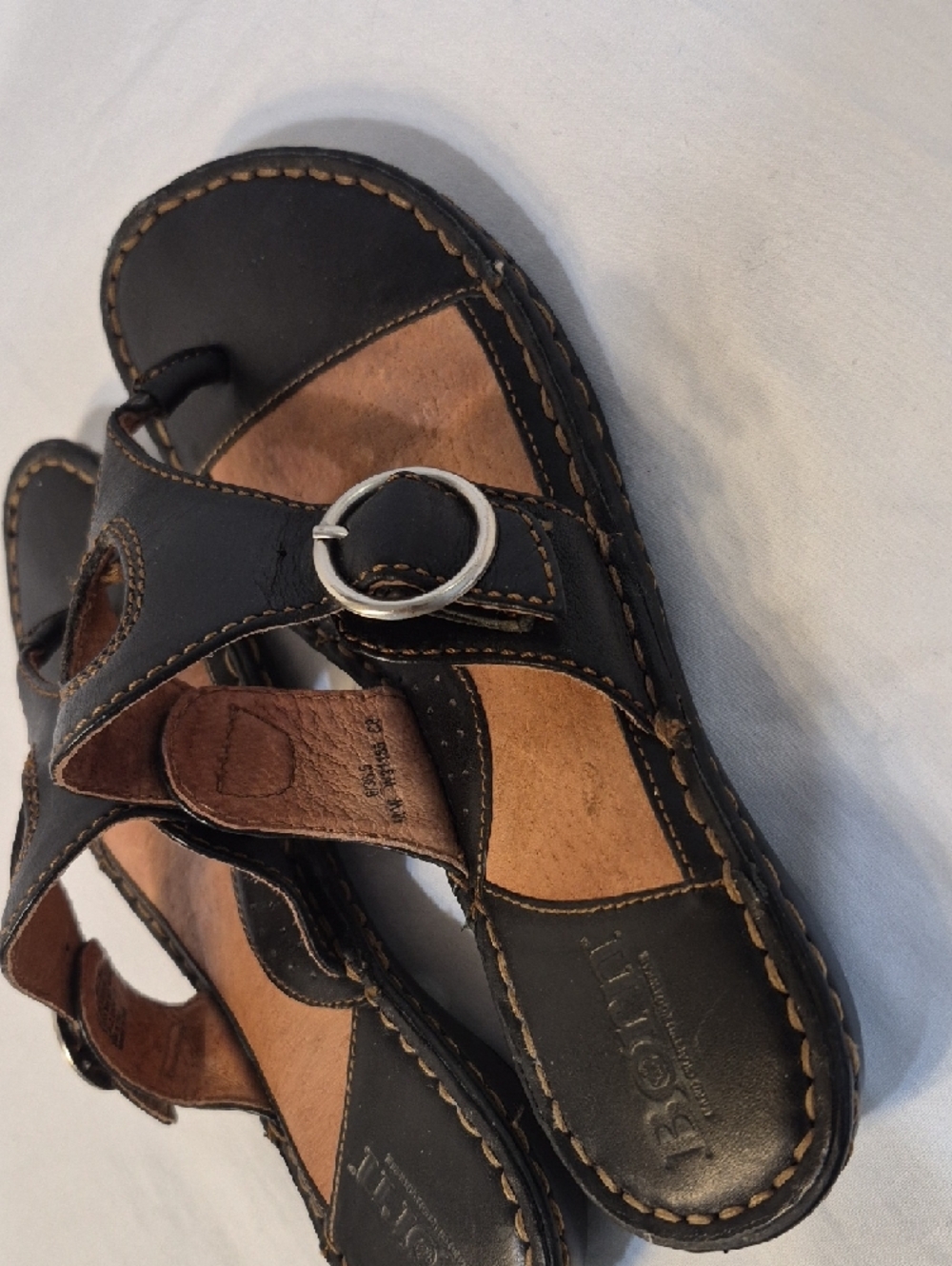 🌟 2 For $ 15 🌟Born Black Leather Thong Sandals with Tan Insole - Picture 3 of 7
